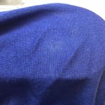 ニットセーター（シルク85％カシミヤ15％）しかも青系のセーターに原因不明のシミです。